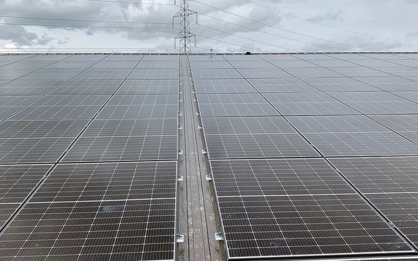 PV-Anlage auf einem Scheunendach. Wer den Strom ins Netz abnimmt, können die Bauern selber bestimmen.