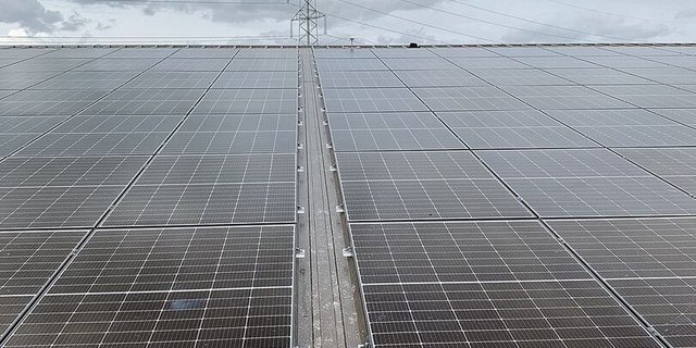 PV-Anlage auf einem Scheunendach. Wer den Strom ins Netz abnimmt, können die Bauern selber bestimmen.