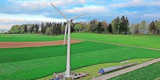 Das neue rund 28 m hohe Windrad mit doppelter Leistung wurde im Diegenstal, Rickenbach letzte Woche in Betrieb genommen. 