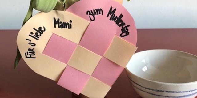 Mit den selber geflochtenen Herzen den Muttertags-Frühstückstisch dekorieren. (Bild et)