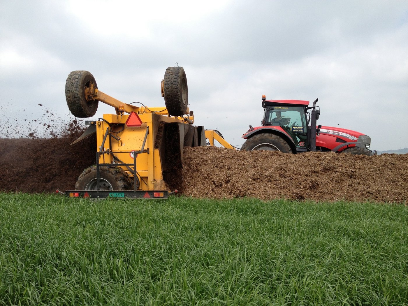 Der Kompostwender von Landwirt und Lohnunternehmer Adrian Wälchli im Einsatz. Sein Angebot ist gefragt, von Rheinfelden AG über das Bernbiet bis ins Luzerner Hinterland. (Bild zVg Adrian Wälchli)