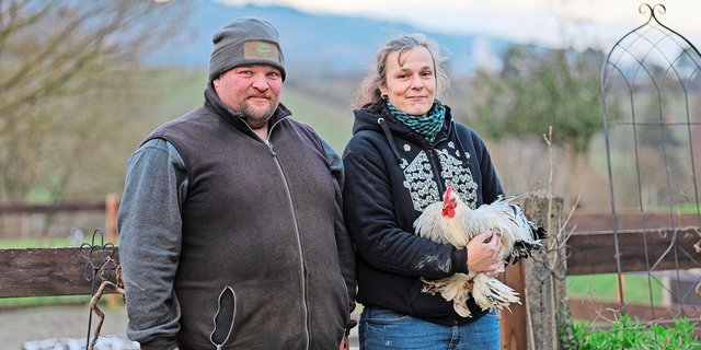 Christian Roth bewirtschaftet mit seiner Partnerin Pamela Knobel den Biohof Rhyguet in Diessenhofen. Seine Leidenschaft ist der Ackerbau, ihre die Tiere. In der Hand hält sie eine Zwerg-Cochine aus eigener Zucht.
