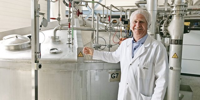 Geschäftsführer Thomas Gamper vor einem Fermenter, in dem die Hefe vermehrt wird. Nährgrundlagen dafür sind Melasse und Rübendicksaft. (Bilder Alexandra Stückelberger)