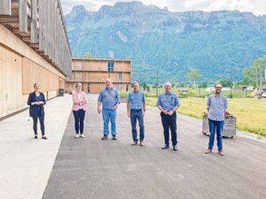 Sie trafen sich in Salez, um über die Zukunft der Landwirtschaft zu diskutieren: Moderatorin Angelika Hardegger, Gabriele Schachermayr, Markus Kobelt, Karl-Heinz Camp, Bernard Lehmann und Martijn Sonneveit (v.l.n.r.). (Bild Alexandra Stückelberger)