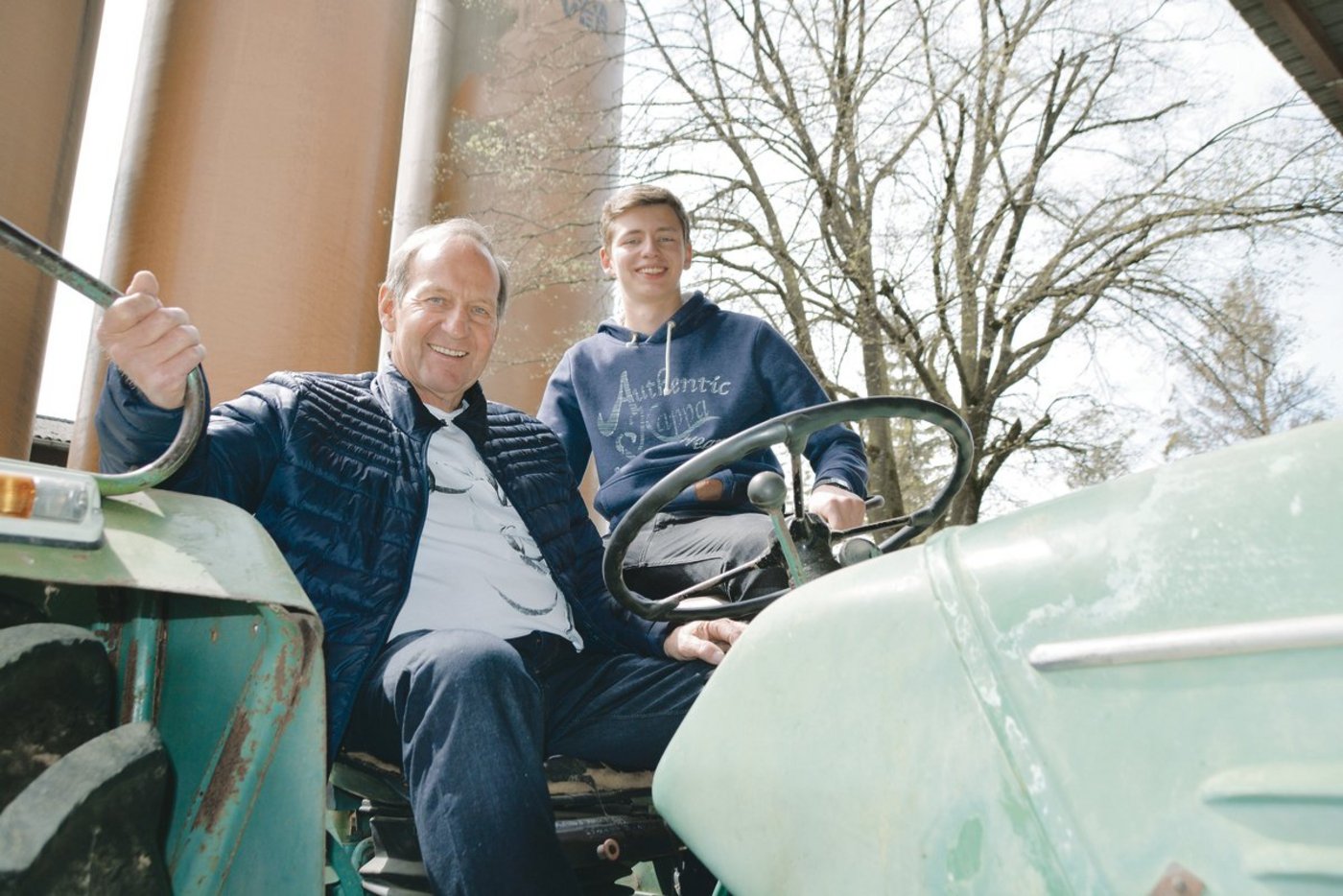 Zwischen ihnen liegen 50 Jahre Agrargeschichte: Vital Anderhub am Steuer des alten Kramer und Elias Arnold auf dessen Lehrbetrieb in Büron.(Bild Armin Emmenegger)