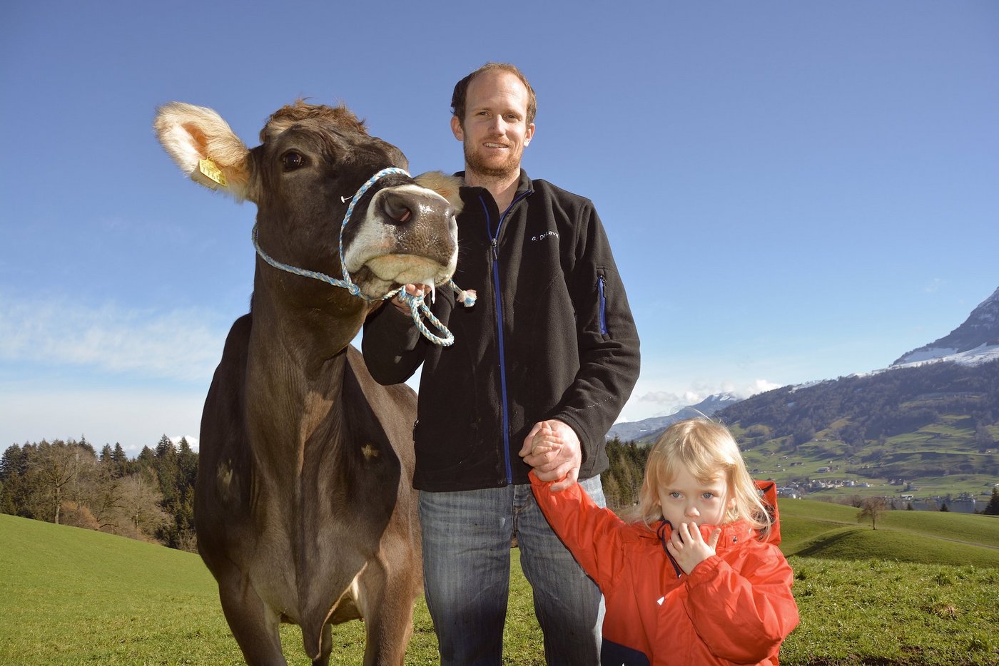 Roman Zimmermann und Töchterchen Lea mit einer bald zehnjährigen, mittelrahmigen Huxoy-Tochter. (Bild Armin Emmenegger)