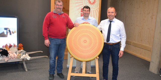Fritz Wyss, der Präsident der Sortensektion Emmentaler Milchproduzenten (rechts), kann zwei neue Vorstandsmitglieder begrüssen: Christoph Baumgartner (Mitte) und Urs Jenni. (Bild Peter Fankhauser)