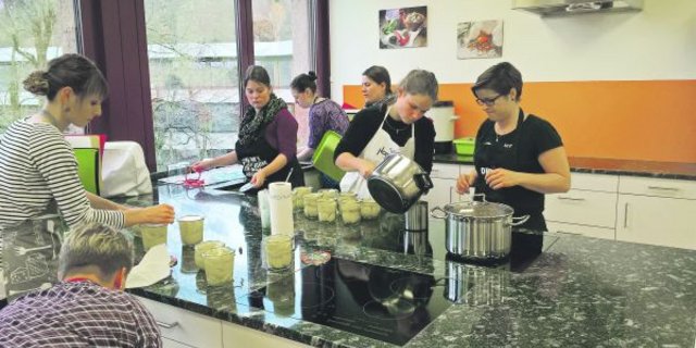 Damit auch im nächsten Jahr Bäuerinnen ausgebildet werden können, muss die Finanzierung geregelt werden. Eine 2016 gegründete Arbeitsgruppe hat aber in den letzten 12 Monaten pausiert. Kein einfacher Stand für die Schulleiterin Seline Heim. (Bilder zVg)