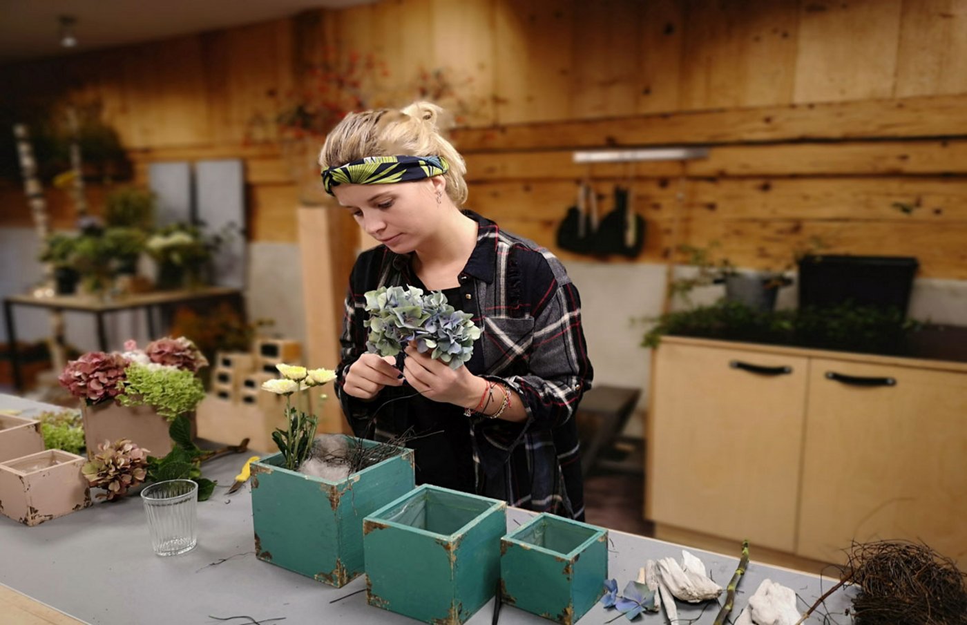 Auch die Unterstützung bei der Durchführung der Floristikkurse ist auf dem Hof von Familie Fuchs hochwillkommen. (Bild zVg)