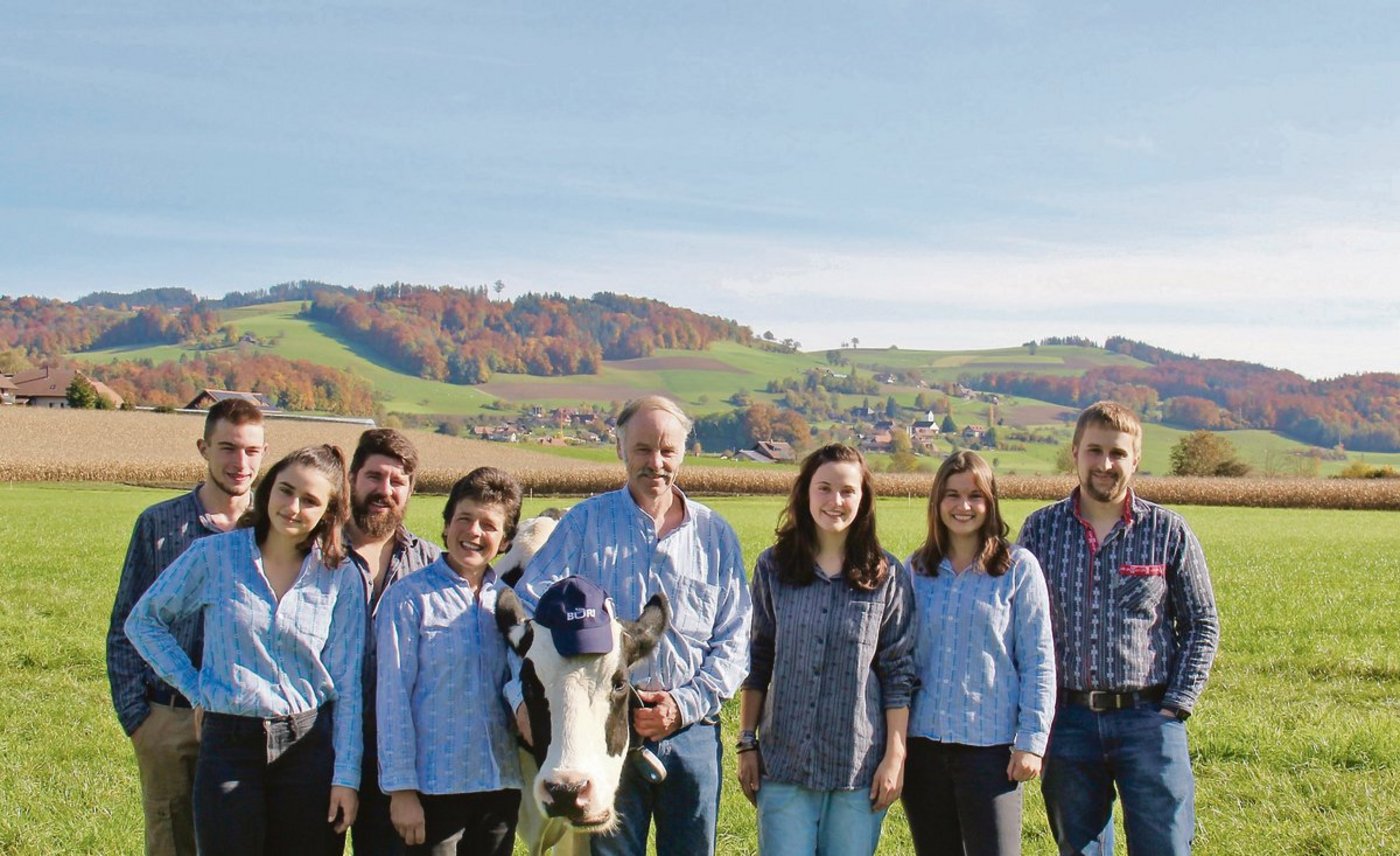 Fatima steht wieder fest auf den eigenen Beinen und Familie Buri ist dankbar, dass wenigstens eine der schwer erkrankten Kühe Botulismus überlebt hat. (Bild Buri)