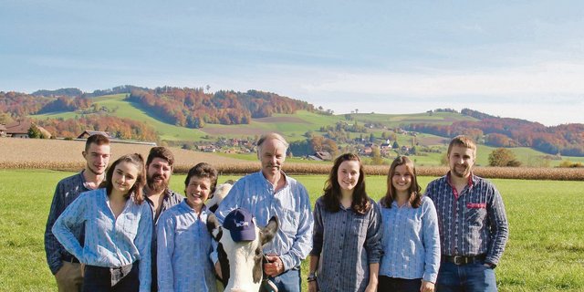 Fatima steht wieder fest auf den eigenen Beinen und Familie Buri ist dankbar, dass wenigstens eine der schwer erkrankten Kühe Botulismus überlebt hat. (Bild Buri)