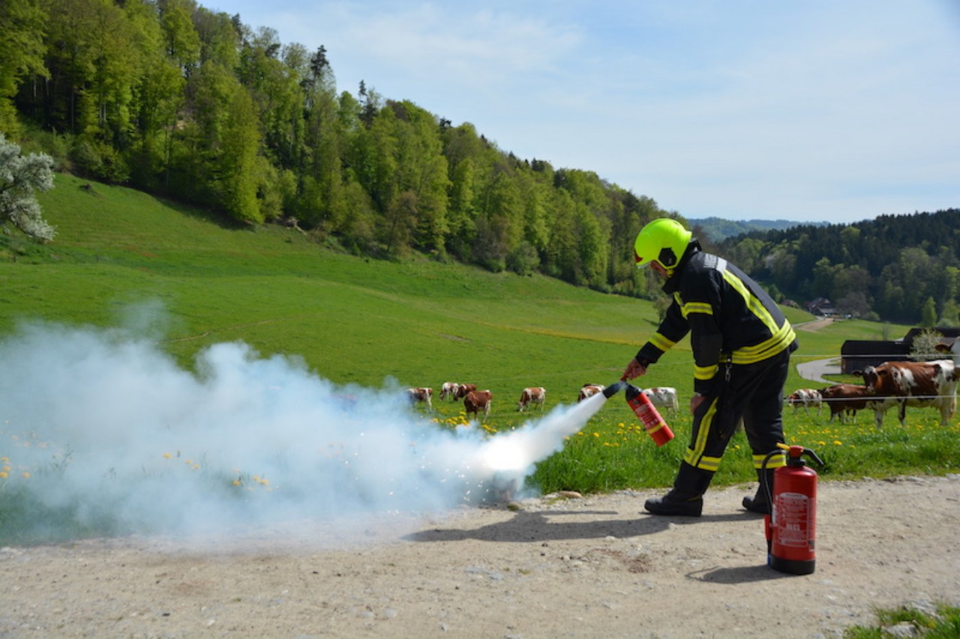 Löschversuch bei einem brennenden Akku. (Bild ag)