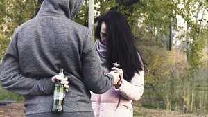 Einen alkoholkranken Partner oder eine alkoholkranke Partnerin zu haben, ist nicht nur eine Belastungsprobe für die Beziehung, sondern kann das Gegenüber auch regelrecht kaputt machen, wenn man sich nicht selbst stärkt. 
