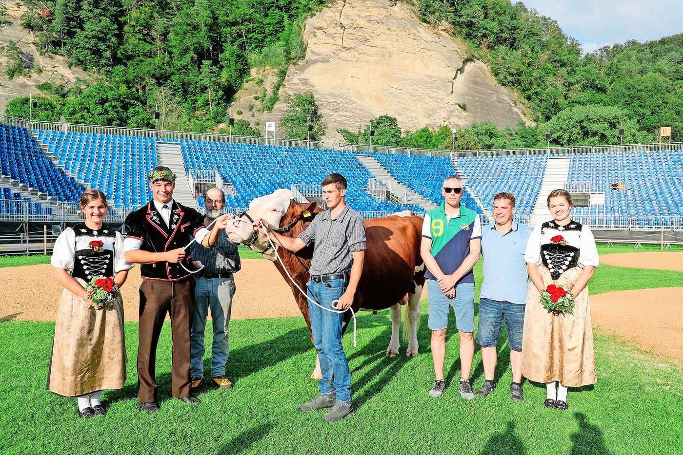 Michael Moser mit dem schönen Siegermuni Adrio von der Metzg aus dem Stall von Jakob und Roland Linder (am Halfter). Gesponsert wurde der Stier von Adrian Gygax (r.) und von Claudio Stauffer (2. v. r.).  