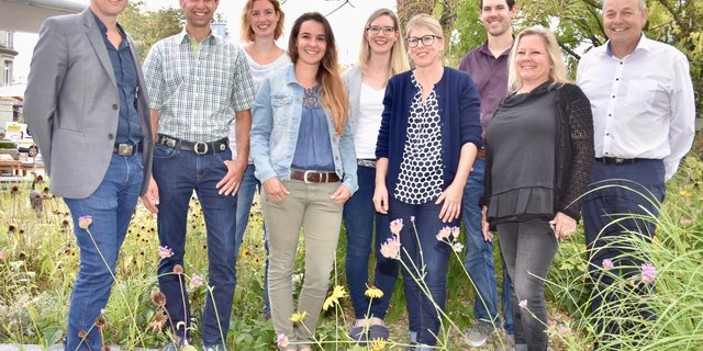 Feiern zusammen gute Noten (v. l. n. r.): Adrian Krebs, Ruedi Aerne, Nicole Walder, Loretta Odermatt, Karin Stooss, Silvia Sepat-Lisibach, Valentin Keiser, Viviane Honegger und Markus Aebi. (Bilder Esther Thalmann)