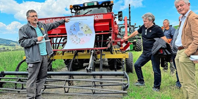 «Jetzt ist der Zeitpunkt ideal, um sich Gedanken zur Gründüngungsmischung und Saattechnik zu machen», rät Bernhard Streit, links im Bild, den Teilnehmern des zweiten Produzententags. Er verweist auf das Merkblatt von IP-Suisse zum Anbau von pflanzenschutzmittelfreiem Winterweizen. 
