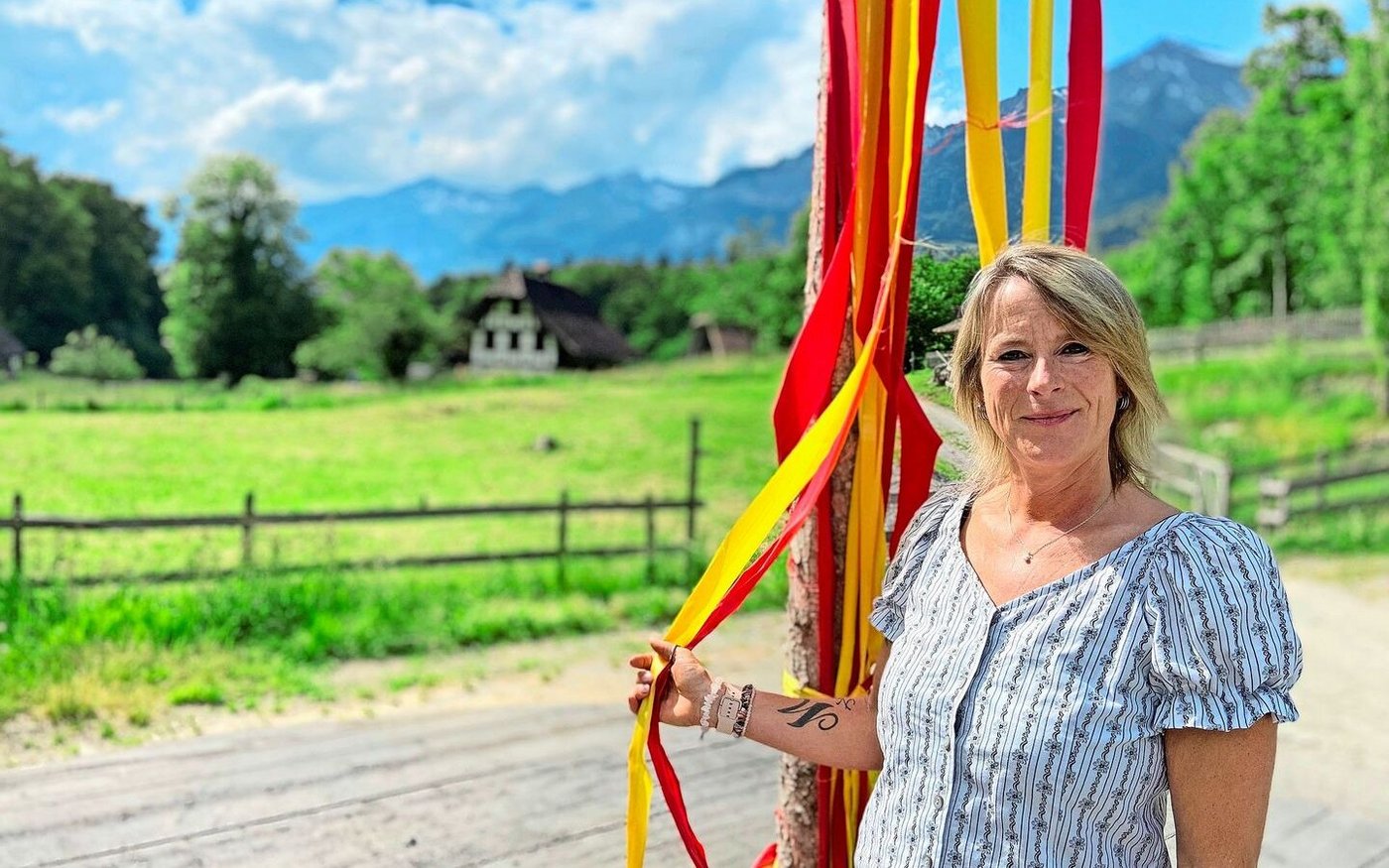 Olivia Wyss beim Maibaum auf dem Dorfplatz, wo das Theater spielt. Die ganze Inszenierung ist mitten in die Landschaft des Ballenbergs integriert. 