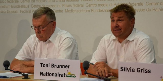 Der Zürcher SVP-Nationalrat Ernst Schibli (links) und SVP-Präsident Toni Brunner bei der Präsentation des Positionspapieres. (Bild jw)