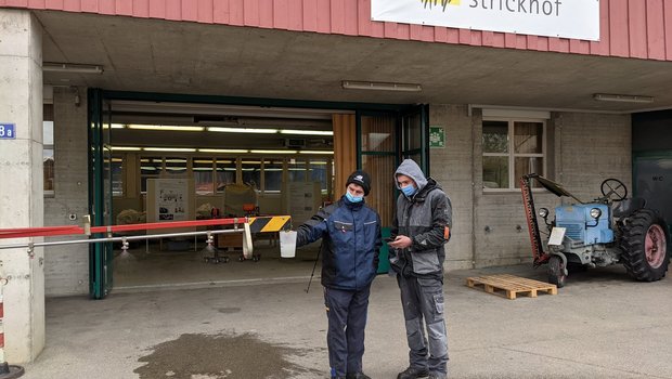Gabriel Freis Kameraden stoppen die Zeit und messen die Ausbringmenge der Spritze im ÜK am Strickhof. (Bild Gabriel Frei)