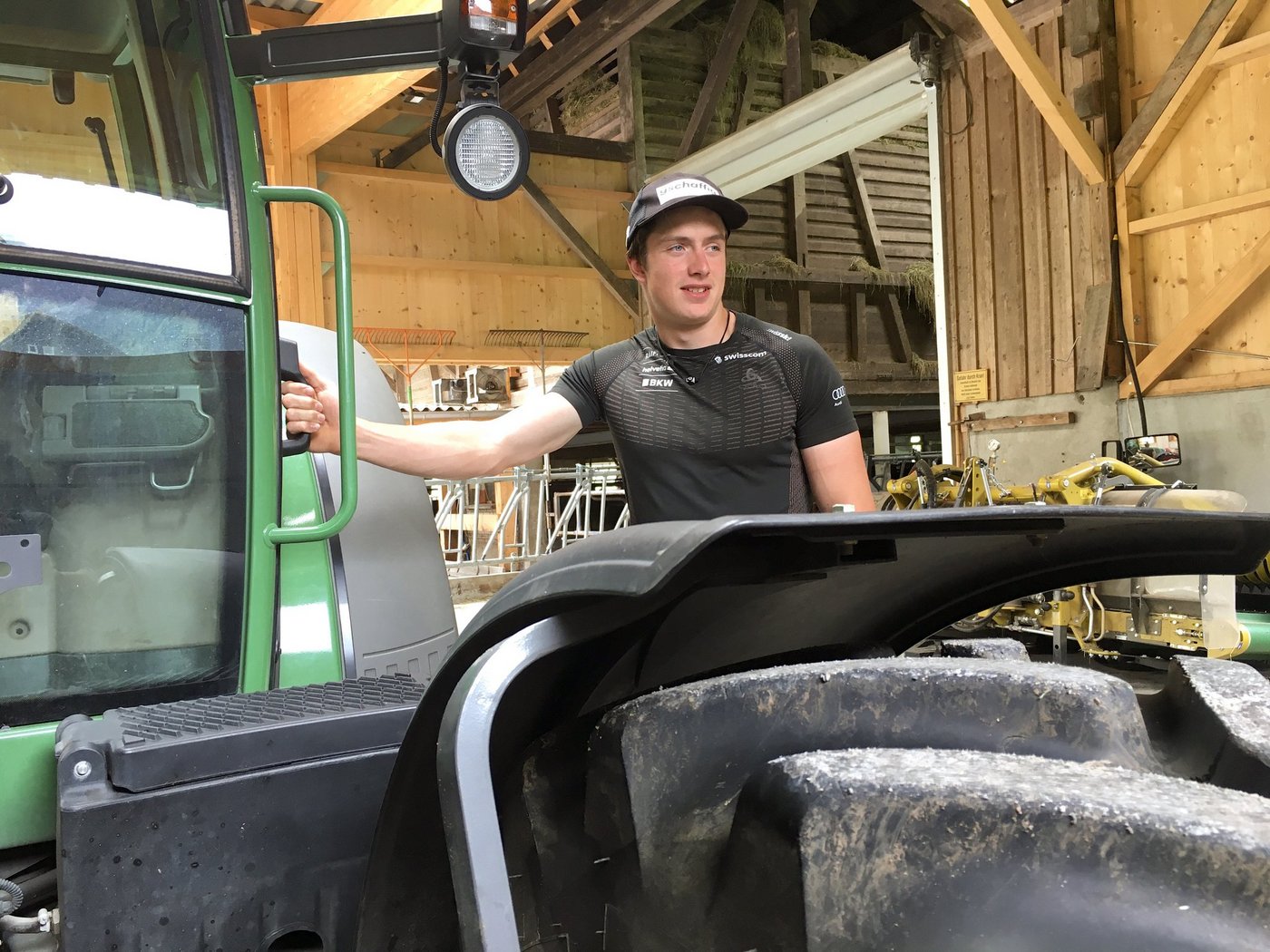 Sollte sich eigentlich zwecks Erholung auf dem elterlichen Betrieb zurücknehmen: Langlauf-Profi Janik Riebli auf dem Hof Brüggi. (Bild Armin Emmenegger)