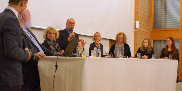 Thomas von Euw (ganz links) und Marlene Reinhard (ganz rechts) organisierten und moderierten die Diskussion pro und kontra Gentech mit (vlnr): Prof. Klaus Ammann, Regina Ammann, Markus Ritter, Prisca Birrer-Heimo, Dr. Julika Fitzi und Dr. Teresa Koller. (Bild sso)