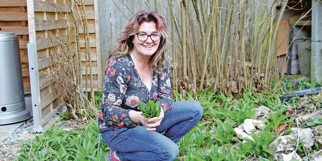 Die Kräutersammlerin Maja Stürmer ist mit dem Sammeln von Bärlauch in die heurige Kräutersaison gestartet – nur eines von 200 Kräutern, welche sie sammelt.(Bild Hans Rüssli)