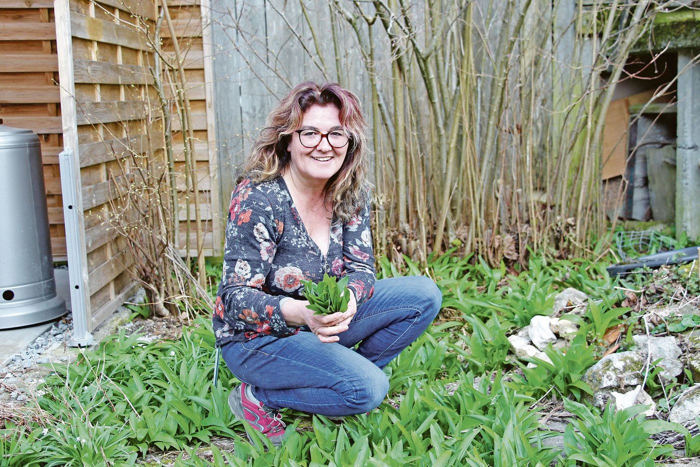 Die Kräutersammlerin Maja Stürmer ist mit dem Sammeln von Bärlauch in die heurige Kräutersaison gestartet – nur eines von 200 Kräutern, welche sie sammelt.(Bild Hans Rüssli)
