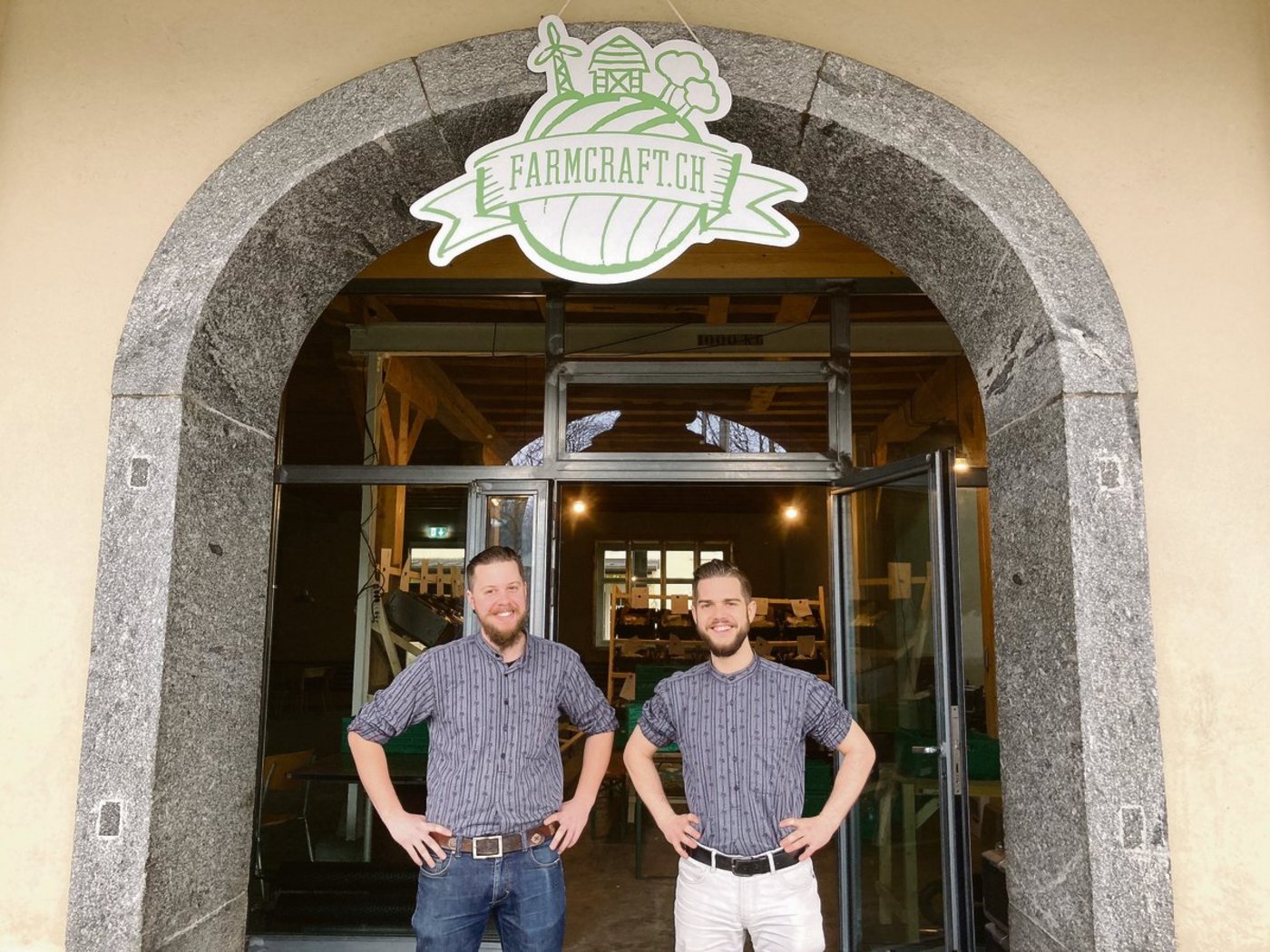 Marco Hofer (l.) und Roman Flükiger haben im Frühling ihren Onlinhop Farmcraft.ch lanciert. Nach dem gelungenen Start mit steigender Kundenzahl planen sie eine Erweiterung des Sortiments. (Bilder Alexandra Stückelberger)