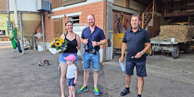 Gastgeberfamilie Ramona und Walter Ruckstuhl mit Christian Eggenberger vom Arenenberg.