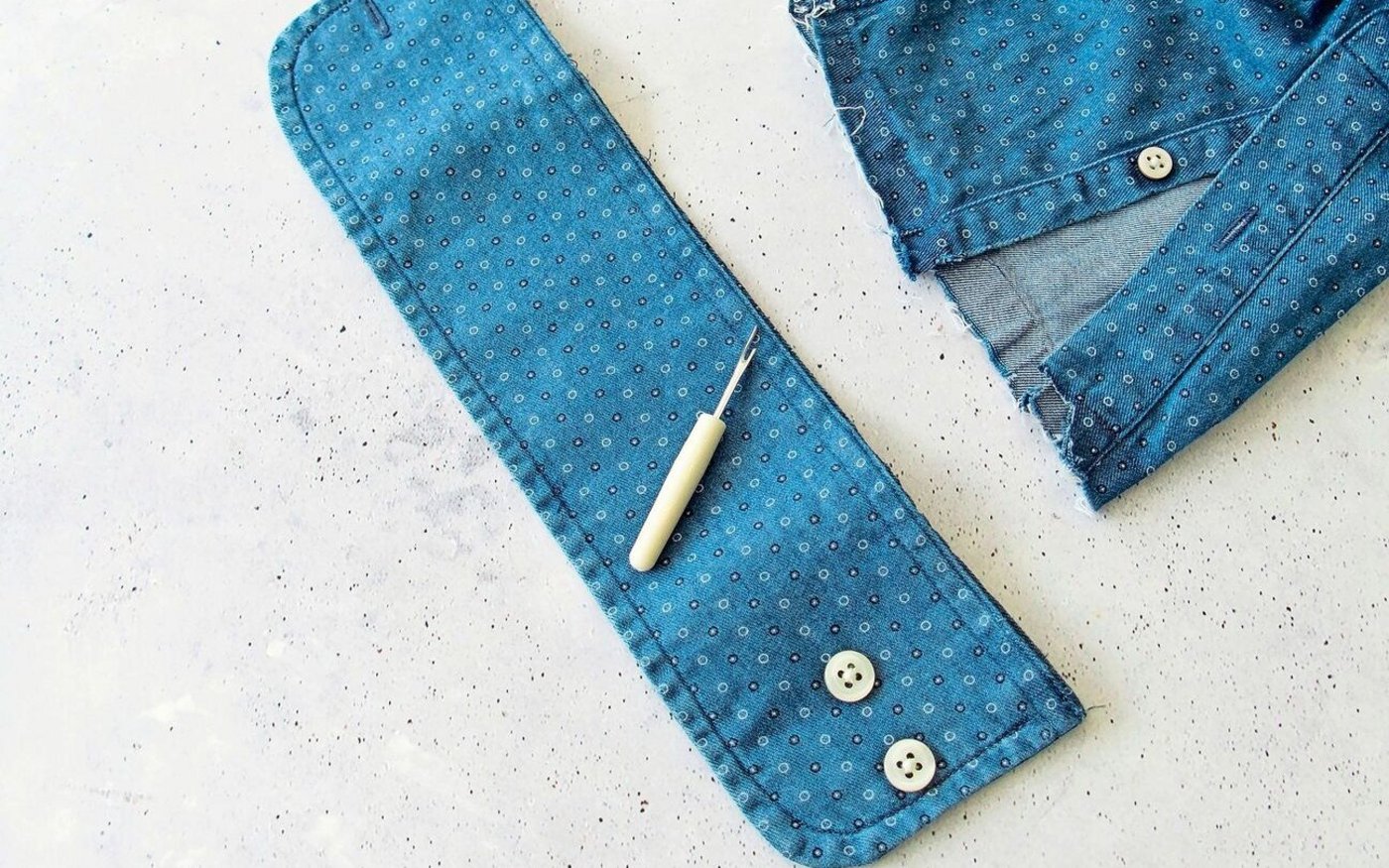 Für das Täschchen die Manschette vom Hemdärmel trennen. Am einfachsten geht das mit einem Fadenschneider oder Nahttrenner.