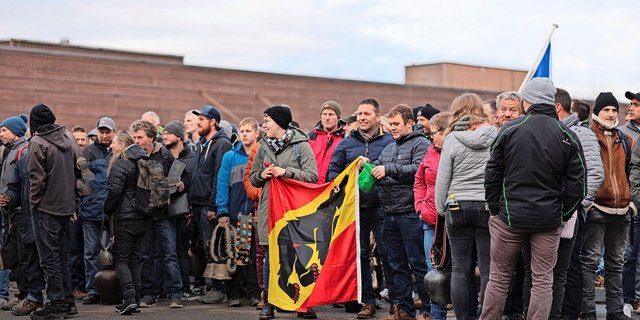 Der Aufmarsch der Demonstranten in Liebefeld. Mit Fahnen, Transparenten und Kuhglocken forderten sie weniger Bürokratie und mehr Stabilität. 