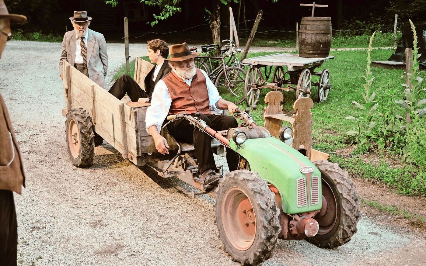 Schätzer Bänz (Urs Hofmann), Mani (Patrik Aebischer) und Joggi (Beat Sigrist) fahren zur Wirtschaft «Gnepfi», um das Hab und Gut von Eisi zu schätzen (Vorbereitungen für den Geltstag).