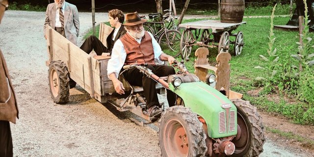 Schätzer Bänz (Urs Hofmann), Mani (Patrik Aebischer) und Joggi (Beat Sigrist) fahren zur Wirtschaft «Gnepfi», um das Hab und Gut von Eisi zu schätzen (Vorbereitungen für den Geltstag).