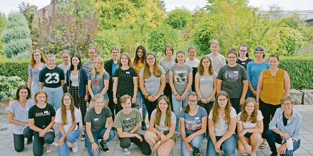 Die 26 jungen Frauen im Schulgarten in Sursee. Links Vera Bühlmann, Leiterin Agirprakti und rechts Silja Müller (vorne) und Sabrina Schürch (hinten), Lehrpersonen Agriprakti.(Bild Franziska Jurt)