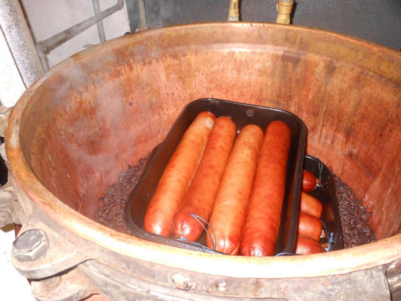 Erst im Brennhafen erhalten Treberwürste ihren unverwechselbaren Geschmack. (Bild Cordula Morgenegg-Posch)