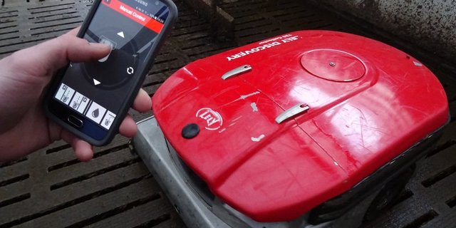 n der Tierhaltung kommen Smartphones zum Einsatz. Hier wird mit einer App ein Entmistungsroboter gesteuert. (Bild Roman Engeler)