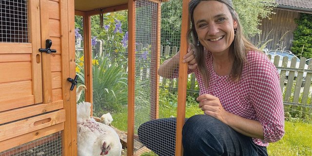 Lilian Fankhauser kümmert sich auf dem Hof «Wegmatte» in Diemerswil BE unter anderem um die Hühner. Hauptberuflich arbeitet die 52-Jährige an der Uni Bern. 