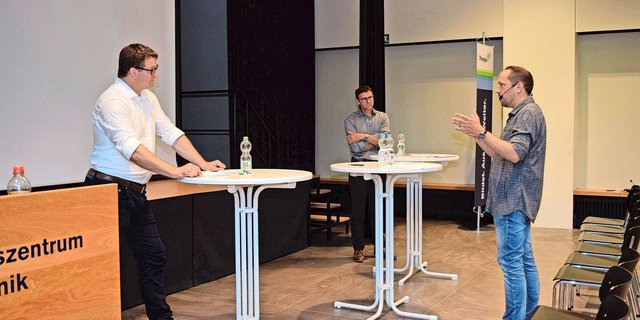 Moderator Mario Testa mit den beiden Podiumsteilnehmern Manuel Strupler (l.) und Martin Eugster (r.).