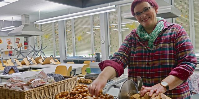 Nicole Wäckerlin betitelt sich selber als Hauswirtschafts-Dinosaurier, sie unterrichtet das Fach seit 30 Jahren. Nebst Ernährungs- und Nachhaltigkeitsfragen gehört bei ihr auch der Umgang mit Geld in den Stundenplan.(Bild Esther Thalmann)