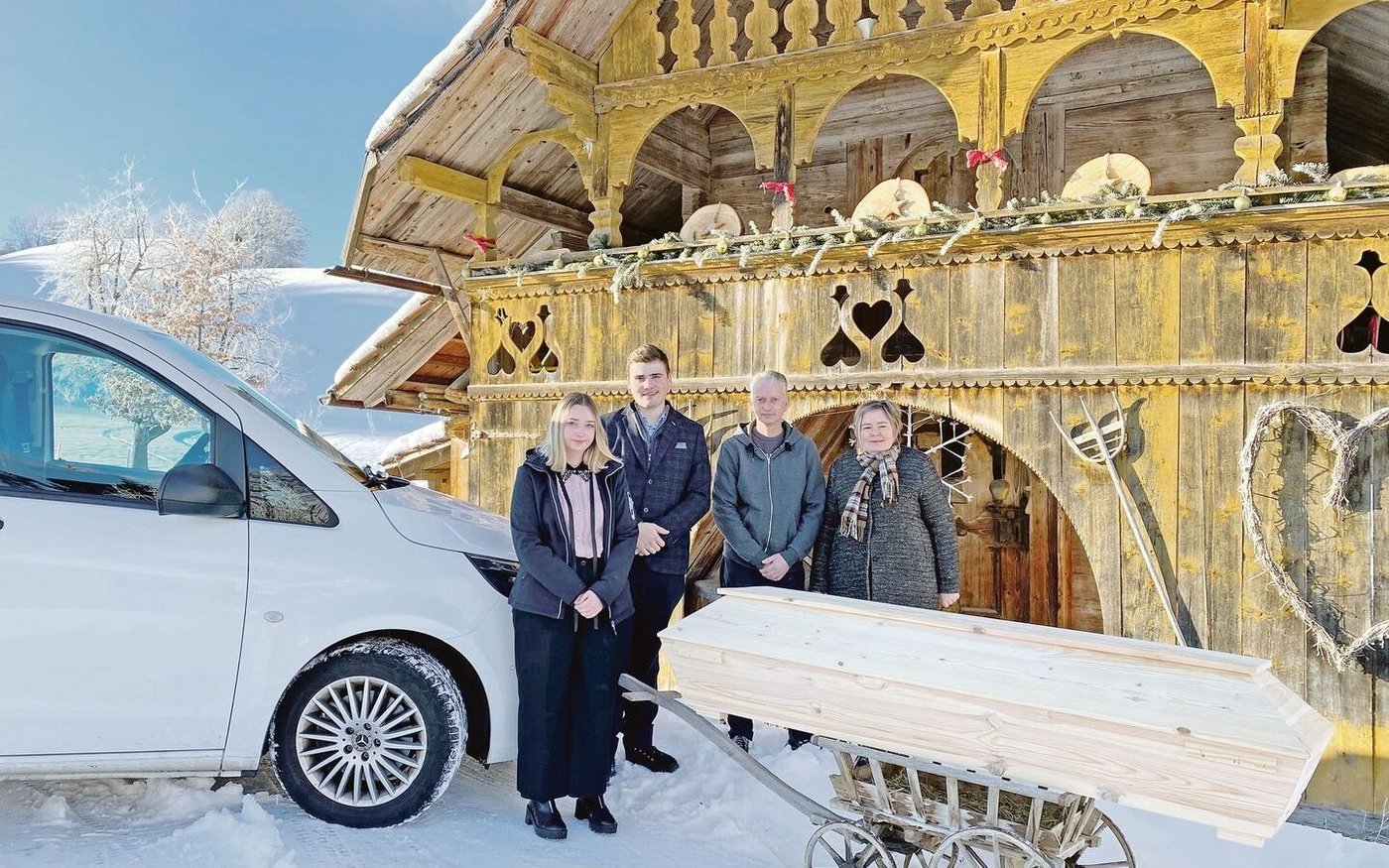Früher wurde im Speicher gewirtet. Heute ist der Tod der tägliche Begleiter der Familie: Lia Niederhauser (v. l. n. r.), Kevin Huguenin, Markus Niederhauser und Diana Wälti arbeiten als Bestatter(innen).