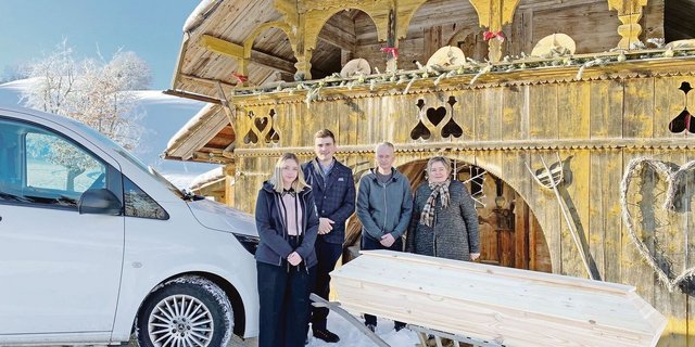 Früher wurde im Speicher gewirtet. Heute ist der Tod der tägliche Begleiter der Familie: Lia Niederhauser (v. l. n. r.), Kevin Huguenin, Markus Niederhauser und Diana Wälti arbeiten als Bestatter(innen).