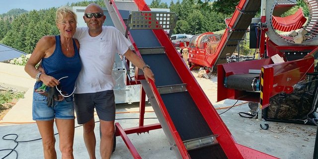 Alain Bürgin und Partnerin Jeannette Schlup haben Wald gekauft und produzieren nun Brennholz und Pellets. 