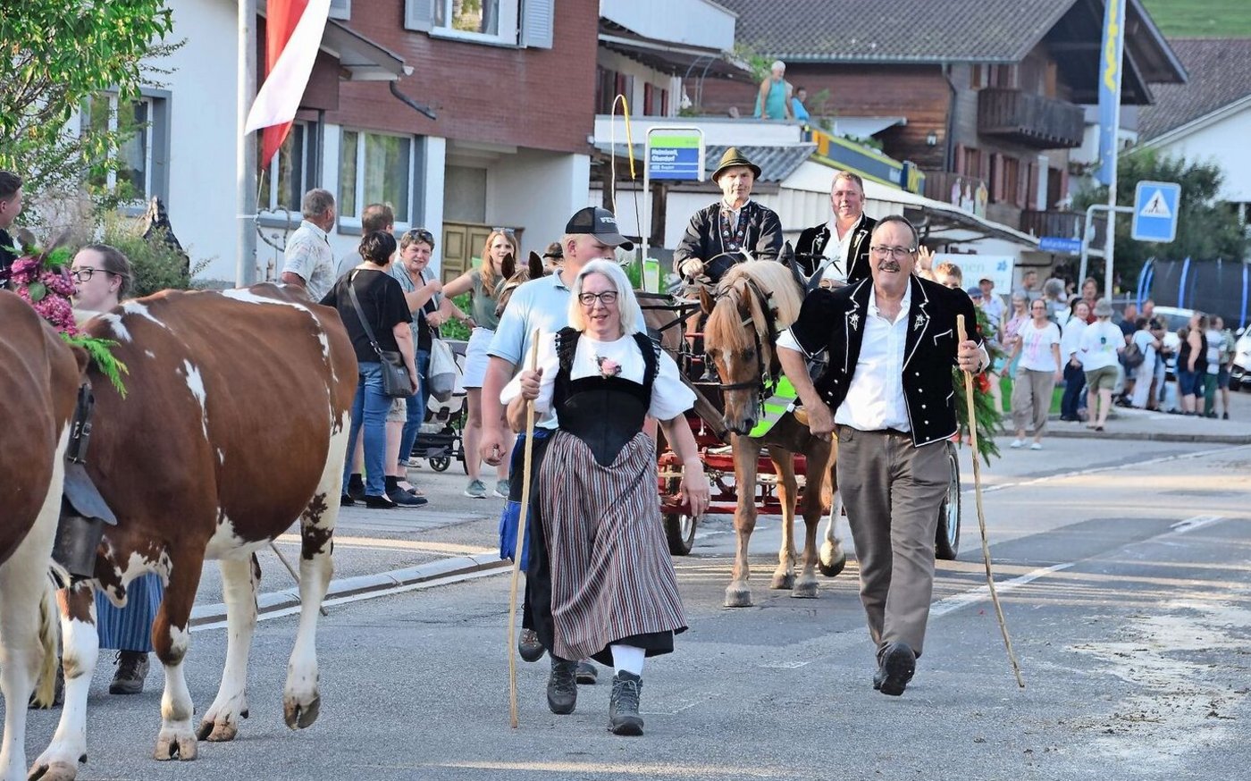 Susanne und Fritz Widmer, Hoferen. Ohne treue Helferinnen und Helfer ist ein solcher Alpabzug nicht zu bewältigen. Im Hintergrund das Pferdegespann der Familie Fankhauser, Grosshorben, Eggiwil.