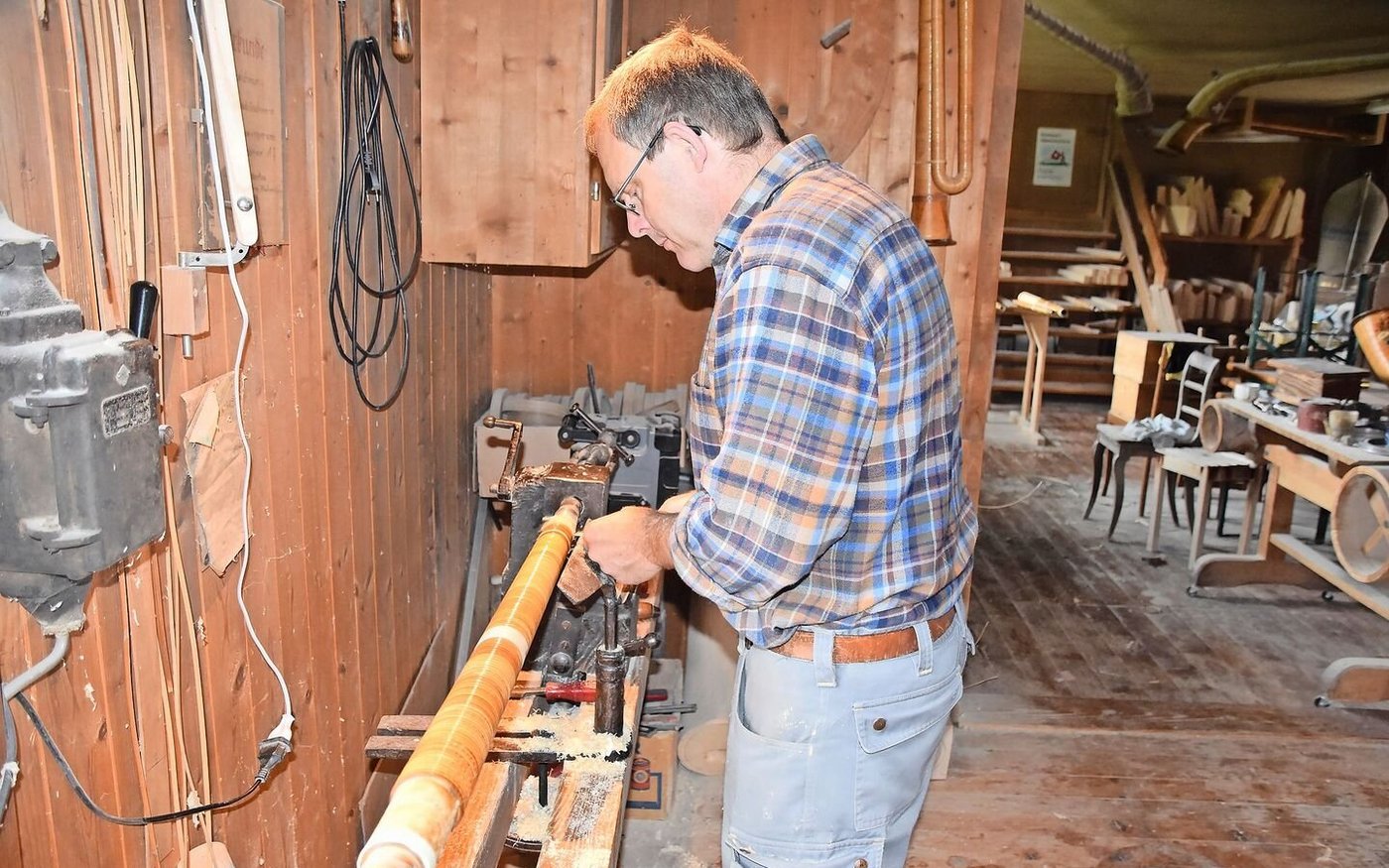 Roland  Schenk ist hier mit Feinarbeit beschäftigt, damit am Schluss ein gut klingendes Alphorn entsteht.  