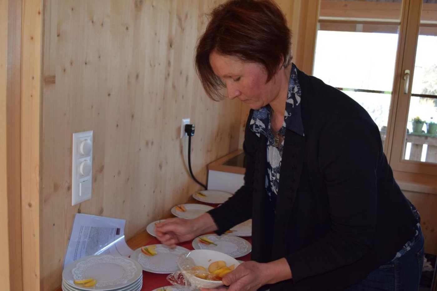 Viel Liebe zum Detail zeigte Gastgeberin Regula Fäh beim Herrichten der Speisen. (Bild 1/3 / Bilder Stefanie Giger)