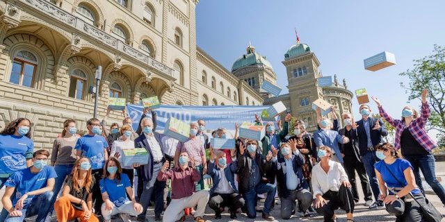 Aufbruchstimmung bei den Umweltschützern: Einreichung der Doppel-Initiative für Biodiversität und Landschaftsschutz in Bern im vergangenen September. (Bild pd)