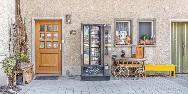 Auf dem Saxhof im St. Gallischen Buchs steht seit 2019 ein Verkaufsautomat. Familie Schwendener, die das Gerät betreibt, ist sich sicher: Der Kundenkontakt leidet nicht darunter. (Bild Philipp Schwendener)