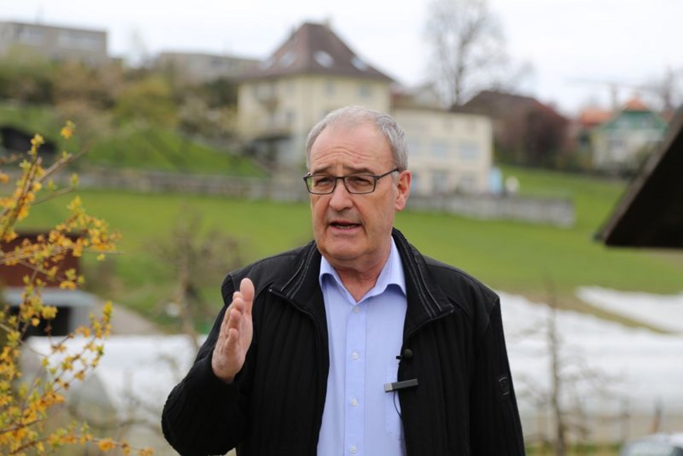 «Das Wasser in der Schweiz ist sauber, so soll es auch bleiben», erklärte Bundespräsident Guy Parmelin anlässlich der Medienkonferenz zum «Massnahmenplan Sauberes Wasser». Erreicht werden soll das durch verschiedene Massnahmen, von denen nun ein erstes Verordnungspaket in der Vernehmlassung ist. (Bild LID/Jonas Ingold)