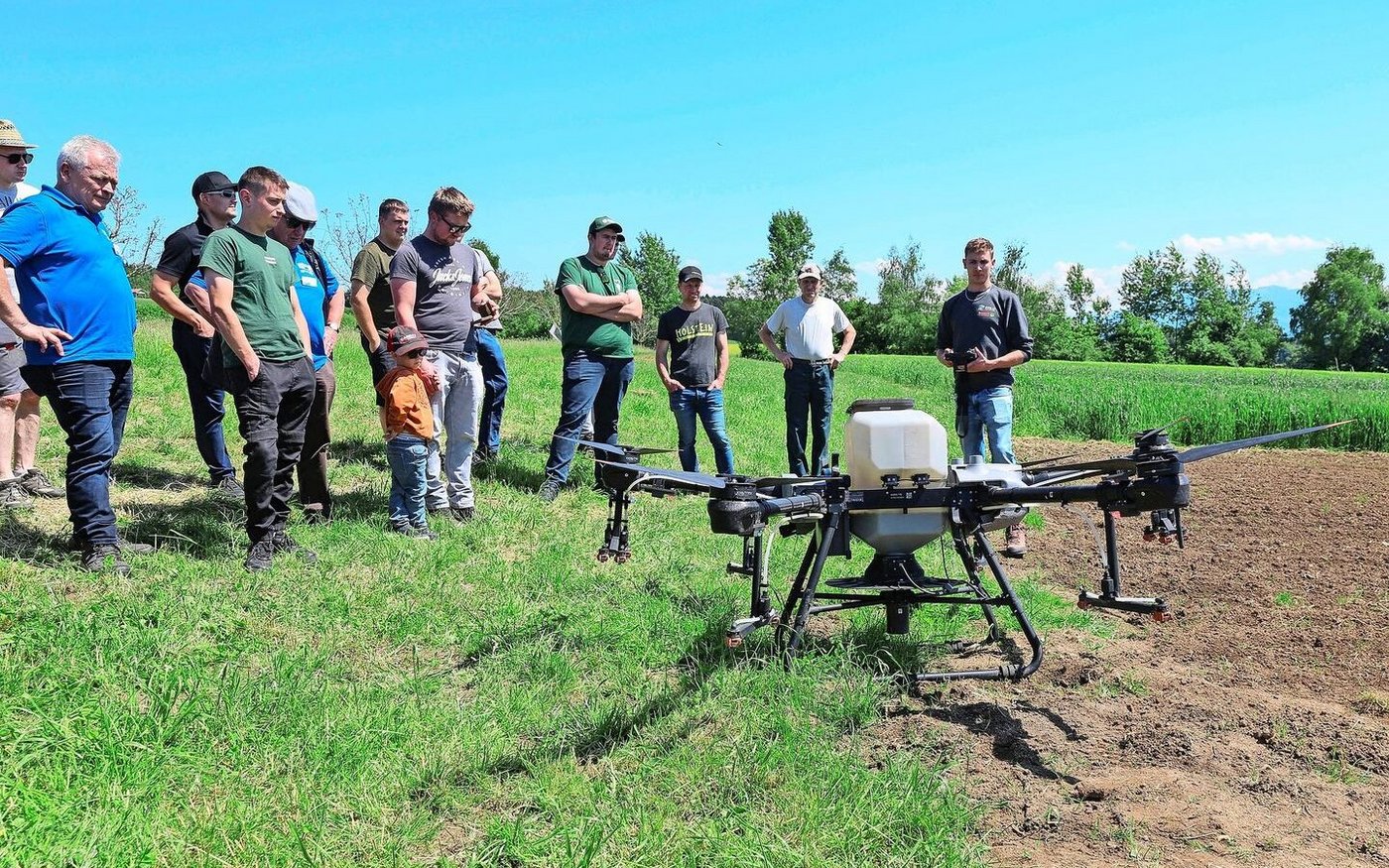 Präzises und effizientes Arbeiten: Jungunternehmer Lukas Koch von der Kolu GmbH führte seine Agrardrohne vor.