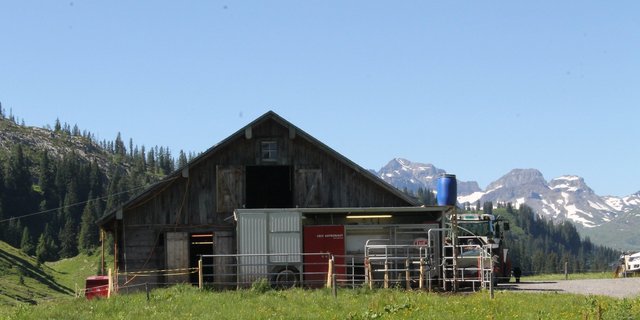Der Melkroboter, derzeit auf dem Pragelpass, ist in einem Containerwagen untergebracht. (Bild reb) 